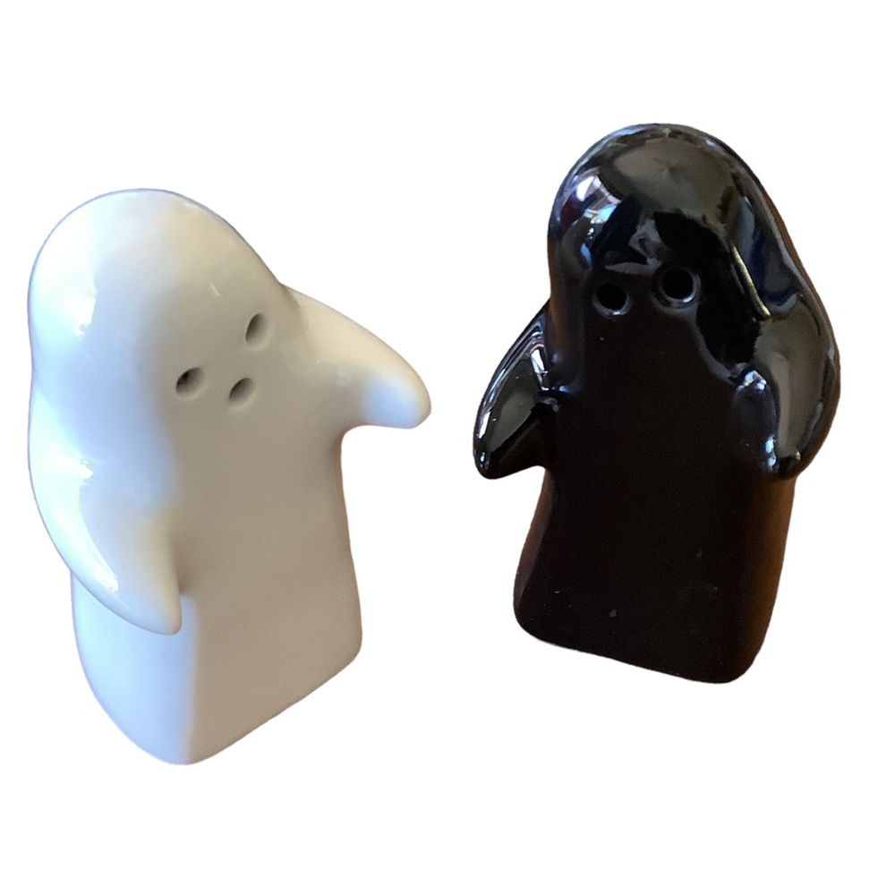 Black/White Hugging, Interlocking Ceramic Salt Pepper Shakers Ghosts New